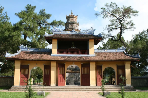 Giriş kapısında thien mu pagoda Manastırı — Stok fotoğraf