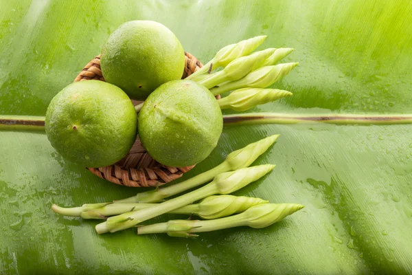 taze limon ve ay çiçek.