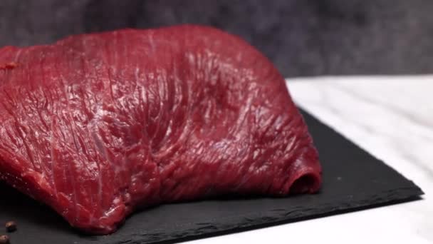 Een Stuk Vers Rauw Rundvlees Een Leisteen Vers Vlees Met — Stockvideo