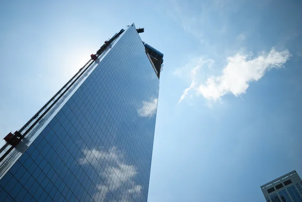 Espejo rascacielos construcción — Foto de Stock