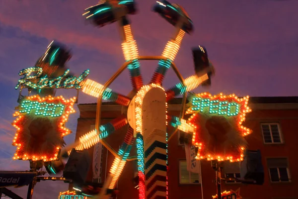 Световые эффекты ночью на ярмарке — стоковое фото