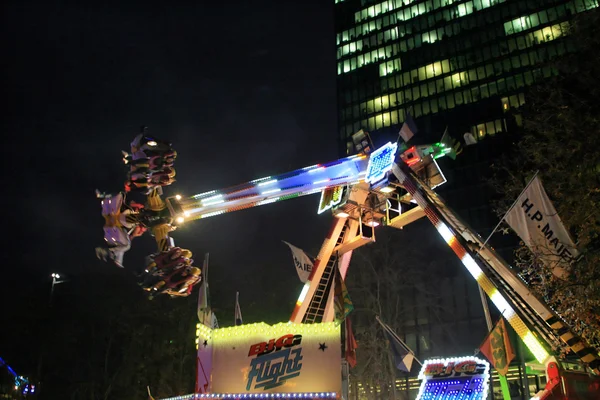 Lichteffekte bei Nacht auf Kirmes — Stockfoto