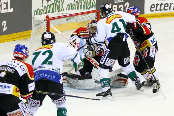 Juego de hockey sobre hielo —  Fotos de Stock