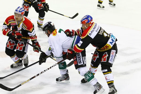 Juego de hockey sobre hielo —  Fotos de Stock