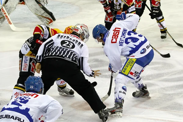 Juego de hockey sobre hielo —  Fotos de Stock