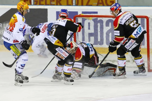 Juego de hockey sobre hielo —  Fotos de Stock