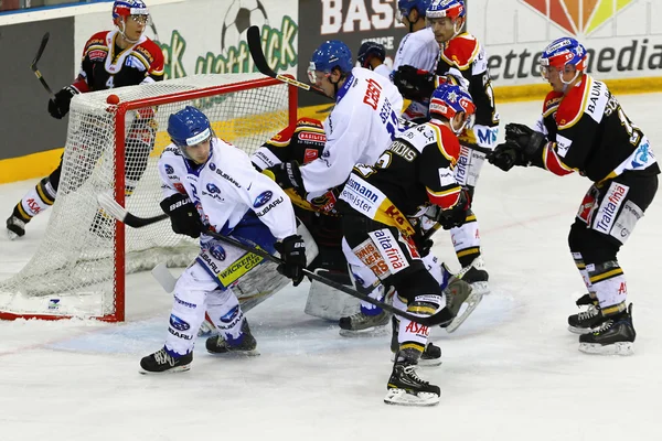 Juego de hockey sobre hielo —  Fotos de Stock