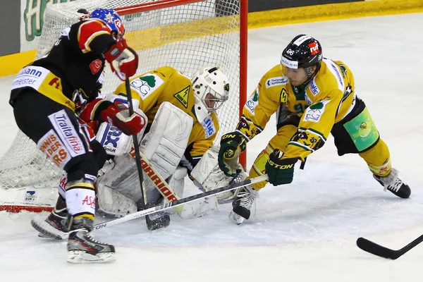 Juego de hockey sobre hielo —  Fotos de Stock