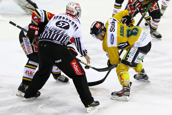 Juego de hockey sobre hielo —  Fotos de Stock