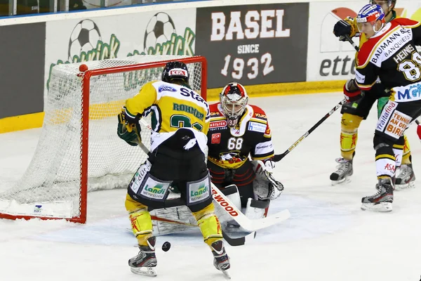 Juego de hockey sobre hielo —  Fotos de Stock