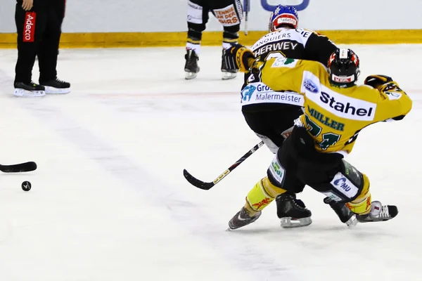 Juego de hockey sobre hielo —  Fotos de Stock