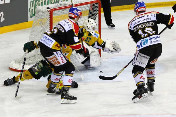 Juego de hockey sobre hielo —  Fotos de Stock