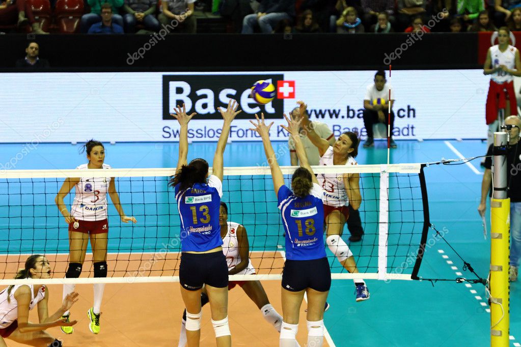 VolleyballSpiel — Redaktionelles Stockfoto © Robi22 18365559