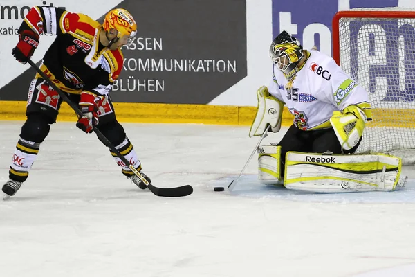 Juego de hockey sobre hielo —  Fotos de Stock