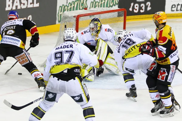 Juego de hockey sobre hielo —  Fotos de Stock