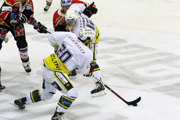 Juego de hockey sobre hielo —  Fotos de Stock