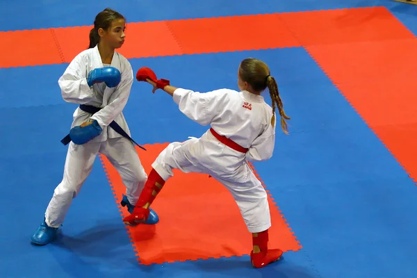 Karate fighters i aktion — Stockfoto