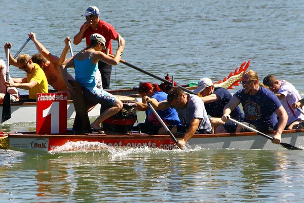 Dragon barco de carreras Imágenes de stock libres de derechos