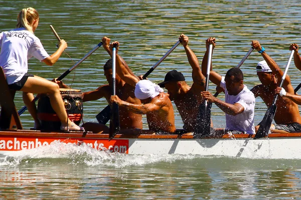 Dragon barco de carreras Imagen De Stock