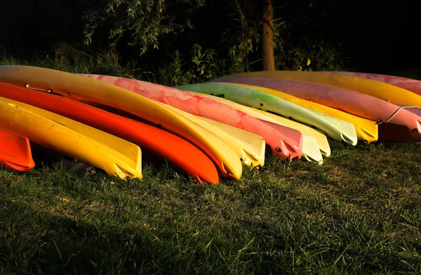 Plastique Bateaux Multicolores Couchés Dans Une Rangée Sur Herbe Verte — Photo