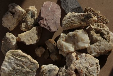 Farklı boyutlarda taş renkli mineraller. 