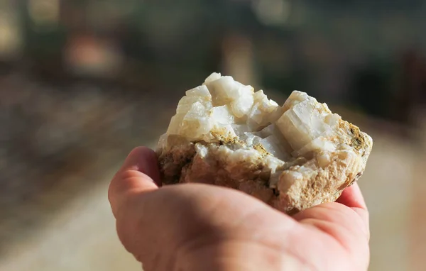 Bulanık Işık Arka Planında Bir Kadının Elinde Duran Mineral Taşı — Stok fotoğraf