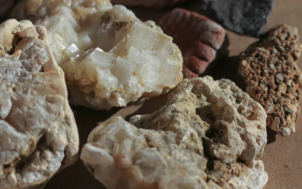 Farklı boyutlarda taş renkli mineraller.