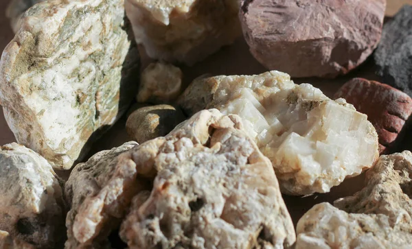 Farklı Boyutlarda Taş Renkli Mineraller — Stok fotoğraf