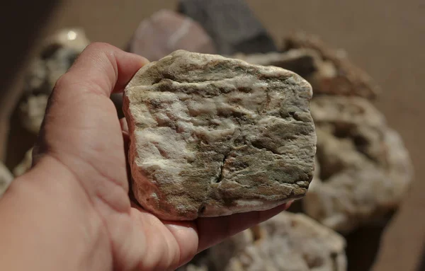 Taş Mineral Diğer Taşların Arka Planında Bir Kadının Elinde Yatıyor — Stok fotoğraf