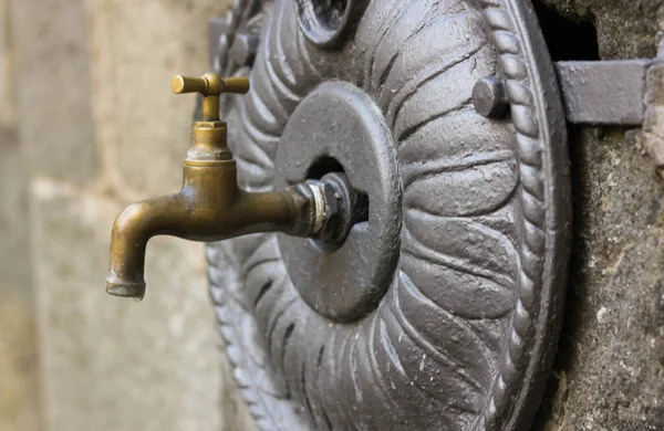 飲料水のための屋外アンティーク蛇口 — ストック写真