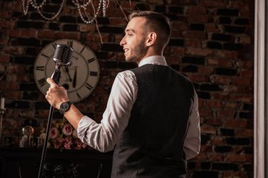 mikrofon ile ayakta adam şarkıcı 