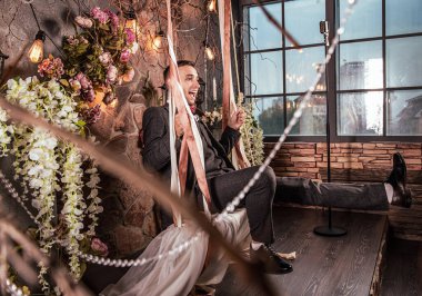 Düğün süsleri içinde genç yakışıklı bir adam.