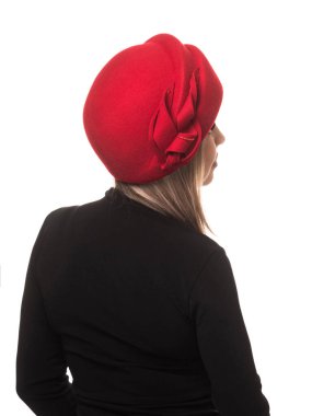 Zarif kırmızı keçeli şapkalı kız