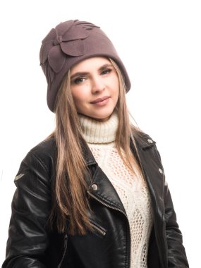 Keçeli şapka ve örgü kazak giyen kız.