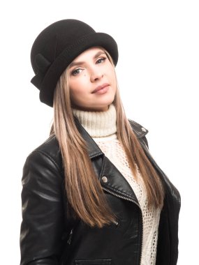 Siyah şapkalı ve deri ceketli kadın.
