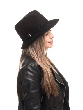 Siyah şapkalı ve deri ceketli kadın.