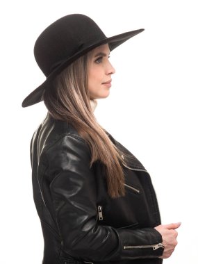 Siyah şapkalı ve deri ceketli kadın.