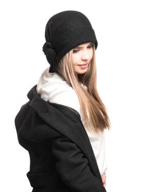 Siyah şapkalı kadın.