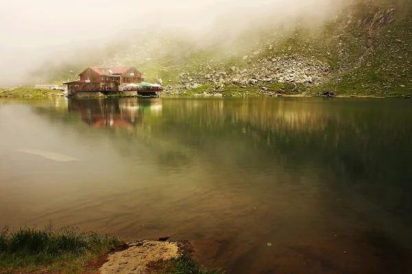 Cabin on shore of lake — Stock Photo, Image