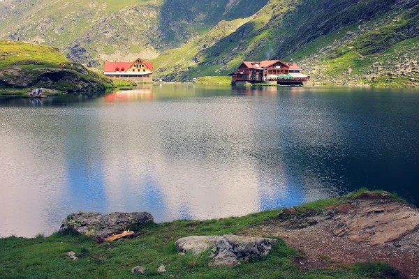 Lago y chalet al pie de la montaña — Foto de Stock