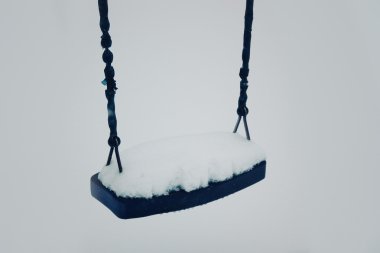 karla kaplı salıncak