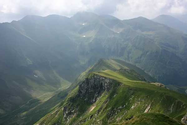 Dağ silsilesi içinde Karpatlar — Stok fotoğraf