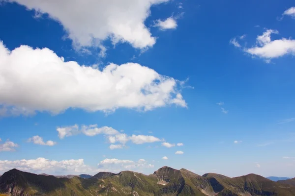 Pasmo górskie z niebieskiego nieba deszczu Obraz Stockowy