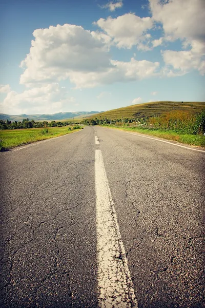 Deserted road towards the mountains — Stock Photo, Image