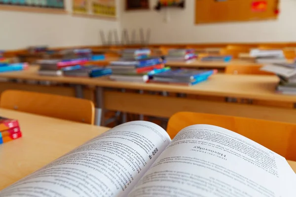 Offenes Lehrbuch Klassenzimmer Beginn Des Schuljahres — Stockfoto