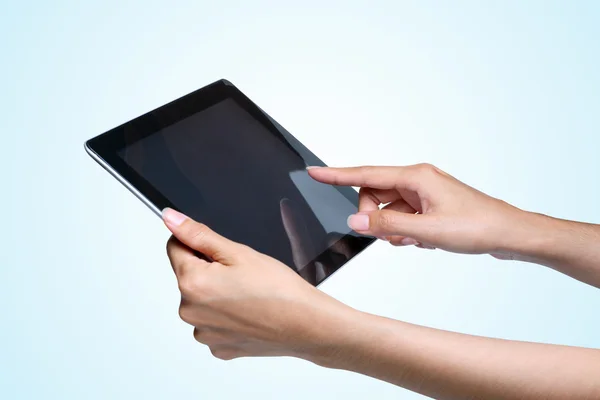 Mãos segurando um Tablet PC . — Fotografia de Stock
