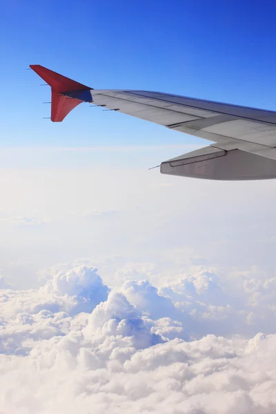 구름 위에 비행기 날개 — 스톡 사진