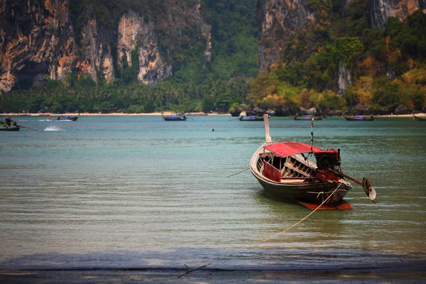 Lång svans båt vid stranden, — Stockfoto
