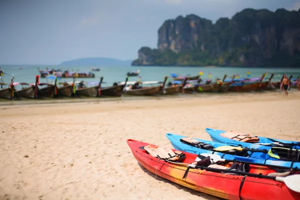 Barca in kayak sulla spiaggia — Foto Stock