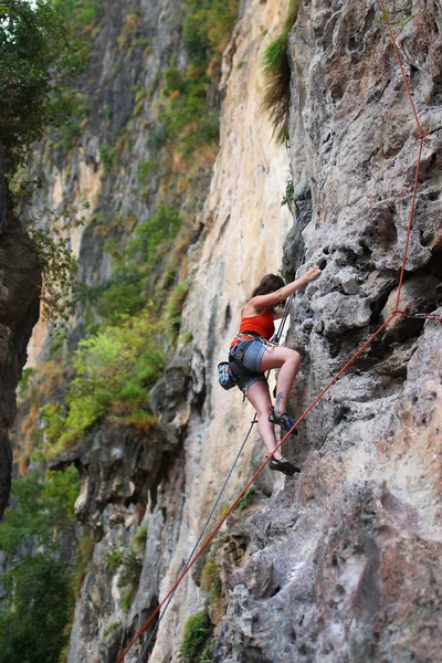 Kvinnliga rock climbling — Stockfoto